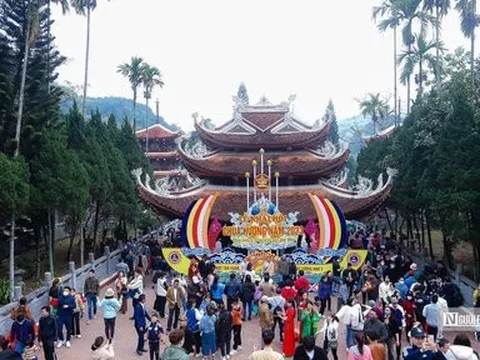 Hàng vạn người dân đổ về chùa Hương trước ngày chính hội