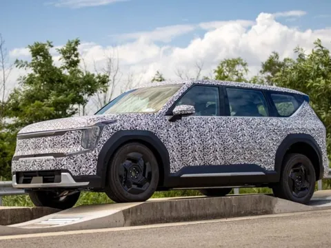 Lộ giá Kia KV9 2024: Quy đổi từ 1,3 tỷ đồng, trang bị hiện đại vươn tầm cạnh tranh xe Đức