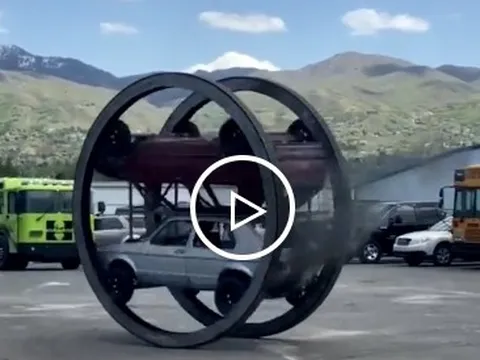 Chiếc xe quái dị chạy theo vòng tròn ở Mỹ