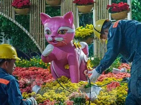 Hàng trăm công nhân xuyên đêm tháo dỡ đường hoa Nguyễn Huệ - TPHCM