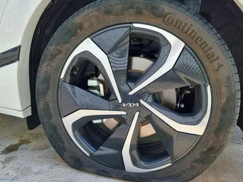 Chỉ thay một lốp, chủ xe điện Kia EV6 mất gần 15,5 triệu đồng