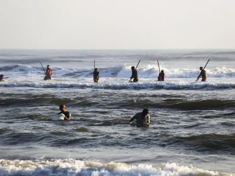 Nghề "đi thụt lùi" thu tiền triệu mỗi ngày ở Quảng Nam