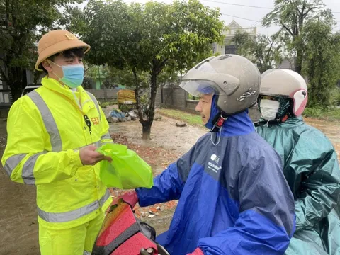 CSGT Thừa Thiên - Huế tiếp sức người dân vào Nam sau Tết