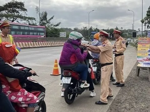 CSGT tiếp tục hỗ trợ người dân quay lại làm việc sau Tết