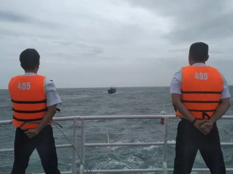 Lai kéo tàu cá của Bình Định bị hỏng máy về bờ an toàn