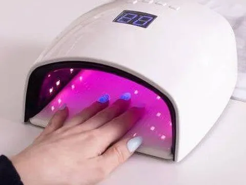 Tia cực tím từ máy sấy móng tay có thể làm hỏng DNA, gây đột biến tế bào tăng nguy cơ ung thư