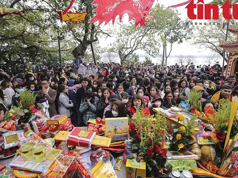 Phủ Tây Hồ đông nghịt người, không còn chỗ đặt lễ trong ngày mùng 6 Tết