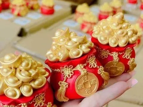 Ngày vía Thần Tài: Lì xì mạ vàng 24k tài lộc, tháp tỏi, hũ muối, gạo vàng... đắt khách mua