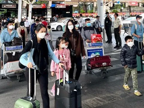 Người dân 'vật vã' mua vé máy bay sau Tết