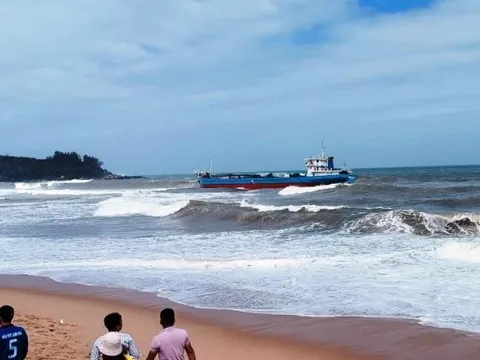Khẩn cấp ứng phó nguy cơ tràn 8.000 lít dầu từ tàu gặp nạn ở Quảng Ngãi