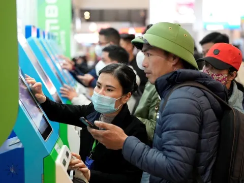 Khách ùn ùn qua sân bay Nội Bài ngày mùng 8 Tết