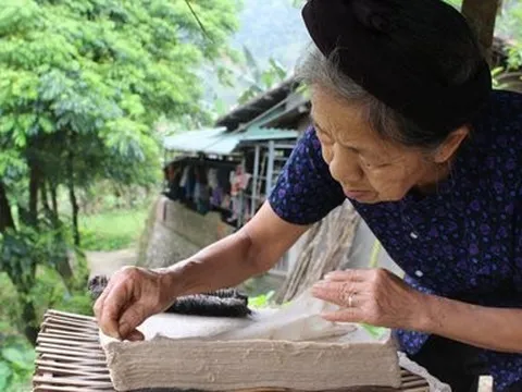 Xuân về trên thớ giấy bản vùng cao