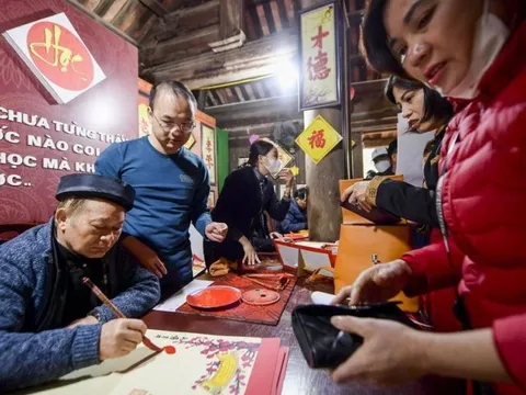 Nô nức đi xin chữ, khai bút đầu năm tại đền thờ "Vạn thế sư biểu"