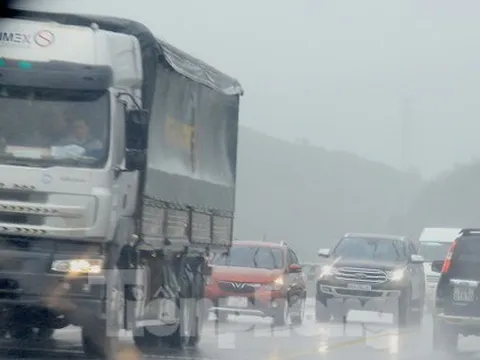 Cao tốc Cam Lộ - La Sơn - Túy Loan tấp nập xe cộ sau Tết