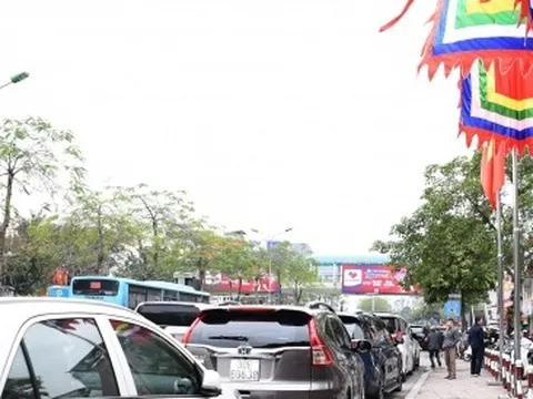 Hỗn loạn dịch vụ trông giữ xe xung quanh các đền, chùa đầu xuân mới