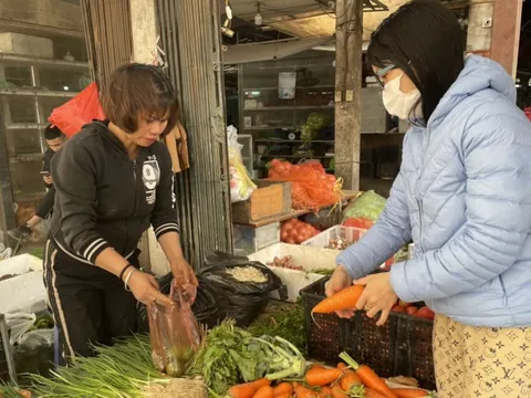 Hàng hóa sau Tết ổn định, rau xanh hạ nhiệt, tôm, cá tăng giá