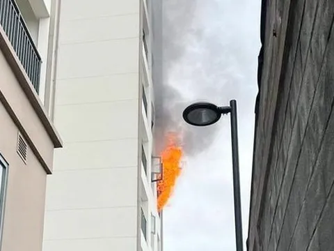 Cháy căn hộ chung cư ở TPHCM, hàng trăm cư dân hoảng hốt tháo chạy