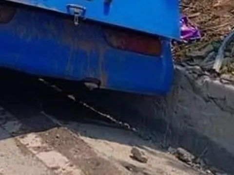 Xe chở khách đi lễ tông 2 người thương vong