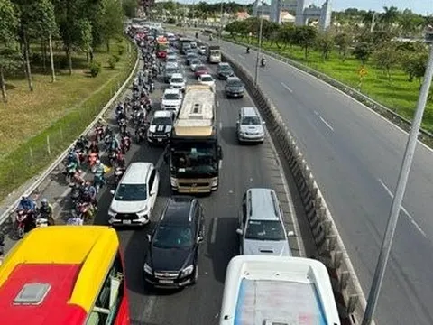 Người dân miền Tây rời quê, cầu Mỹ Thuận ùn tắc giao thông kéo dài