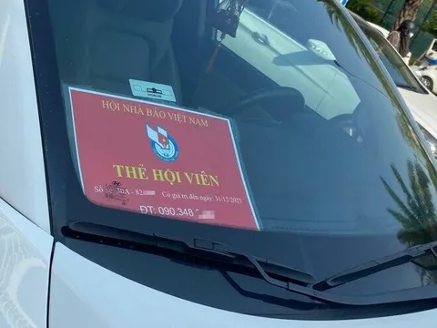 Đề nghị xử lý nghiêm xe ôtô gắn phù hiệu báo chí để "xin xỏ" vi phạm giao thông