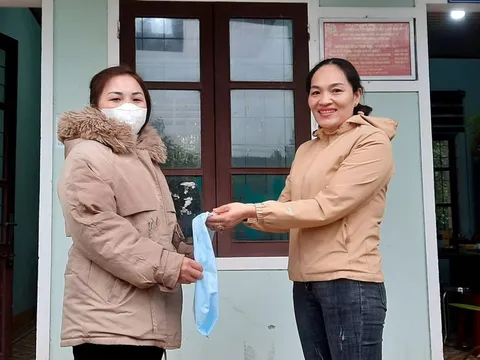 Nhặt được dây chuyền vàng cùng tiền mặt, người phụ nữ tìm người đánh rơi trả lại