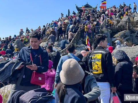 Người dân đổ về Yên Tử chiêm bái đầu năm