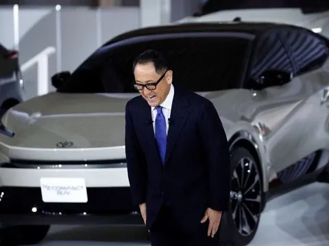 CEO Toyota từ chức: ‘Tôi cần lùi cho người trẻ làm xe điện’
