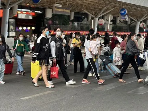 Sân bay đông đúc, bến xe nhàn tản