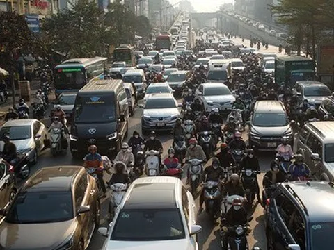 Hơn 9 giờ sáng ô tô vẫn nhích từng mét, giao thông Thủ đô trở lại 'bình thường'