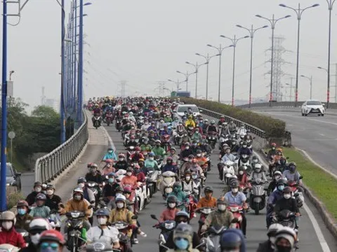 Trời se lạnh, người dân TPHCM mặc áo khoác tấp nập đi làm sau Tết