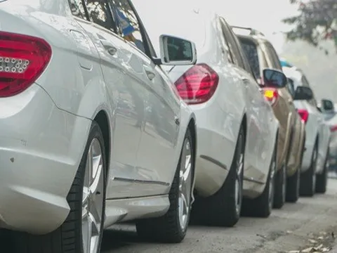 Mới đầu năm, người Hà Nội đã xếp hàng dài dằng dặc chờ đăng kiểm xe