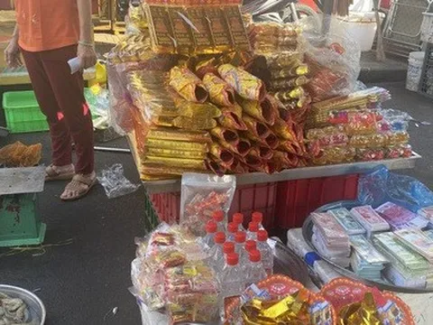 Bà nội trợ bất ngờ với giá cả đồ cúng Thần Tài