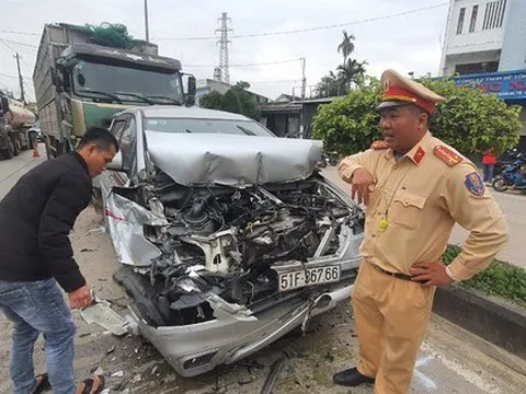 Quảng Ngãi: Tai nạn liên hoàn lúc chờ đèn đỏ, nhiều ô tô biến dạng