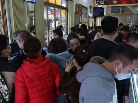 Người dân xứ Nghệ chen chúc đi mua vàng ngày vía Thần Tài