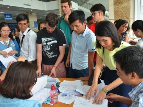 ĐỀ XUẤT GIẢM BẬC THUẾ THU NHẬP CÁ NHÂN: Người làm công ăn lương có "nhẹ gánh"?