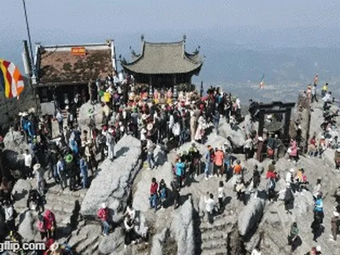 Hàng vạn người leo đỉnh thiêng Yên Tử