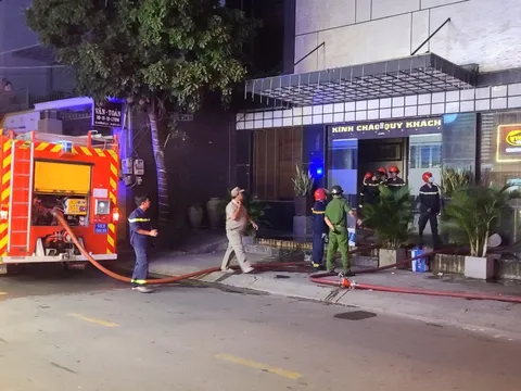 Cột khói bốc lên nghi ngút từ cơ sở massage ở TP Thủ Đức