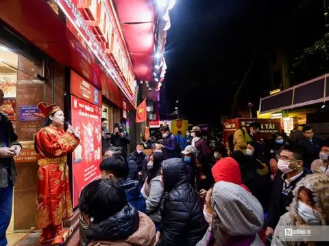 Vượt rét, dân Hà Nội xếp hàng từ mờ sáng mua vàng ngày vía Thần Tài