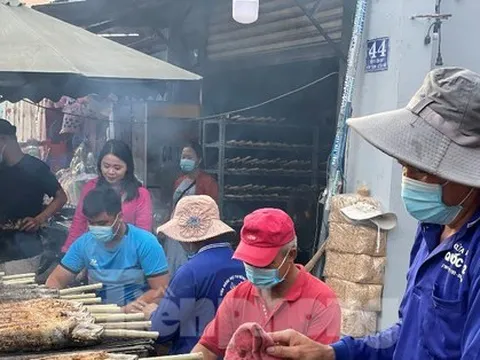 Thức xuyên đêm nướng 5 tấn cá lóc bán ngày vía Thần tài