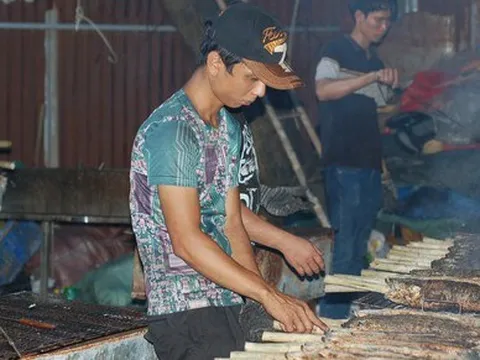 Phố cá lóc nướng ở TP.HCM đông nghẹt ngày vía Thần Tài, tiểu thương phấn khởi vì "hốt bạc"