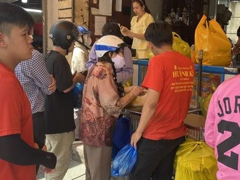 Khách nườm nượp mua heo sữa quay cúng Thần Tài, giá cả tăng vọt