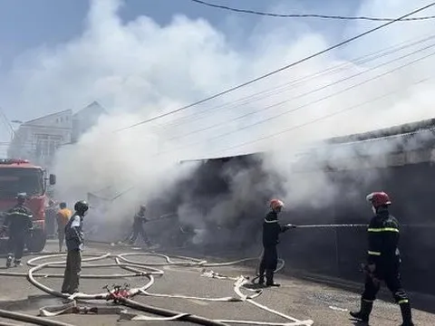 Cháy dữ dội 8 ki-ốt sau chợ Long Khánh