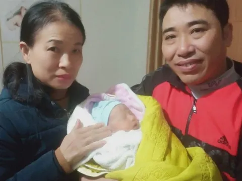 Đôi vợ chồng hiếm muộn nhặt được bé sơ sinh trước nhà