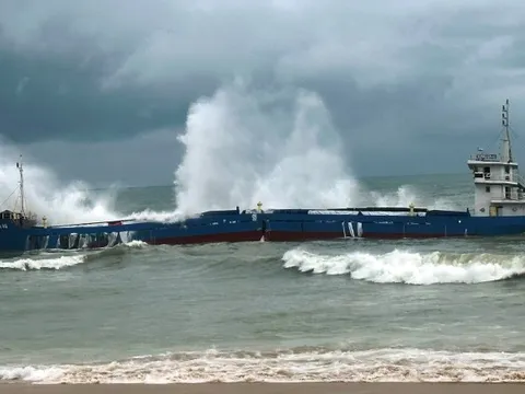 Sẽ bơm, hút 8.000 lít dầu từ tàu hàng gãy đôi trên biển Quảng Ngãi