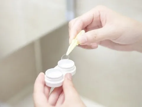 Bác sĩ sốc khi gặp bệnh nhân hai tháng quên không tháo kính áp tròng