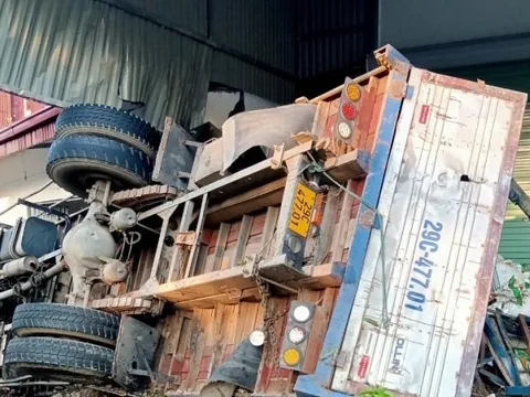 Xe tải tông vào nhà dân ven đường, 2 người thương vong