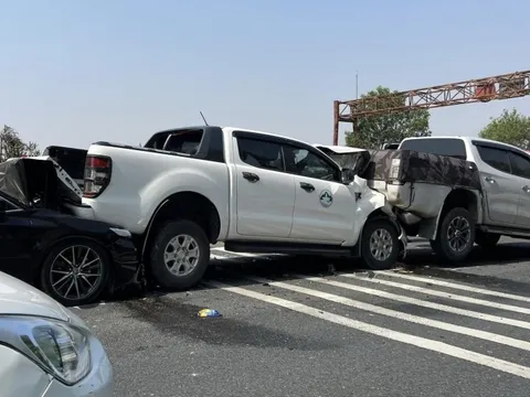 Đằng sau những bức ảnh TNGT: Không giữ khoảng cách 4 xe "dồn toa" trên cao tốc