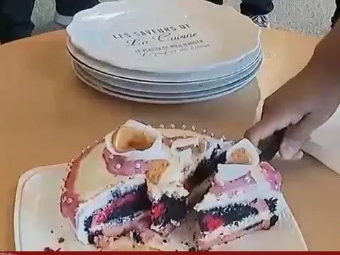 Ăn bánh ngọt tại công sở có hại ngang hút thuốc lá thụ động