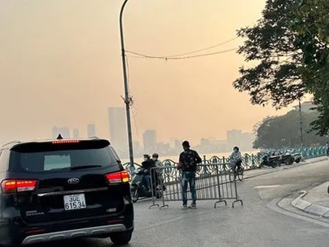 Bãi xe lậu dựng rào chặn đường, 'chặt chém'