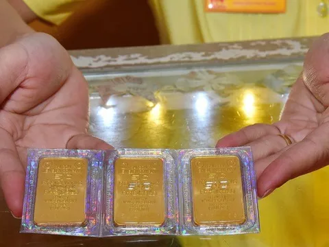 Giá vàng hôm nay 1-2: Giảm sâu rồi bất ngờ tăng mạnh